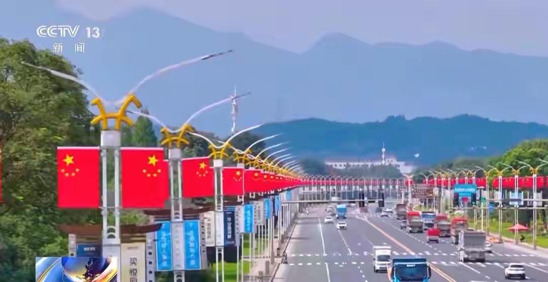 随着国庆中秋临近，不少地方都换上了喜庆的节日装扮，一面面鲜艳的五星红旗在街头飘扬