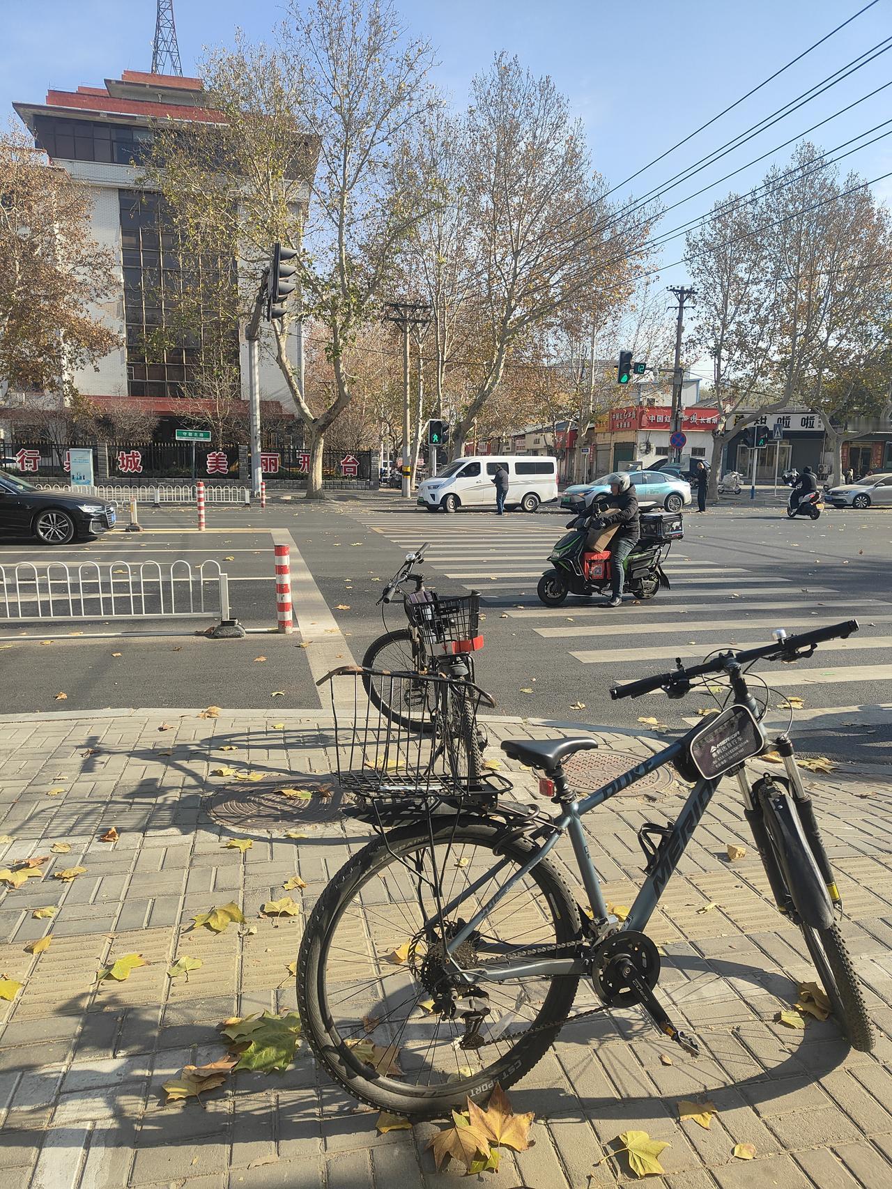 今天早晨，在邢台市信都区守敬北路，看到了一起简单的交通事故，一辆出租车跟一辆新能