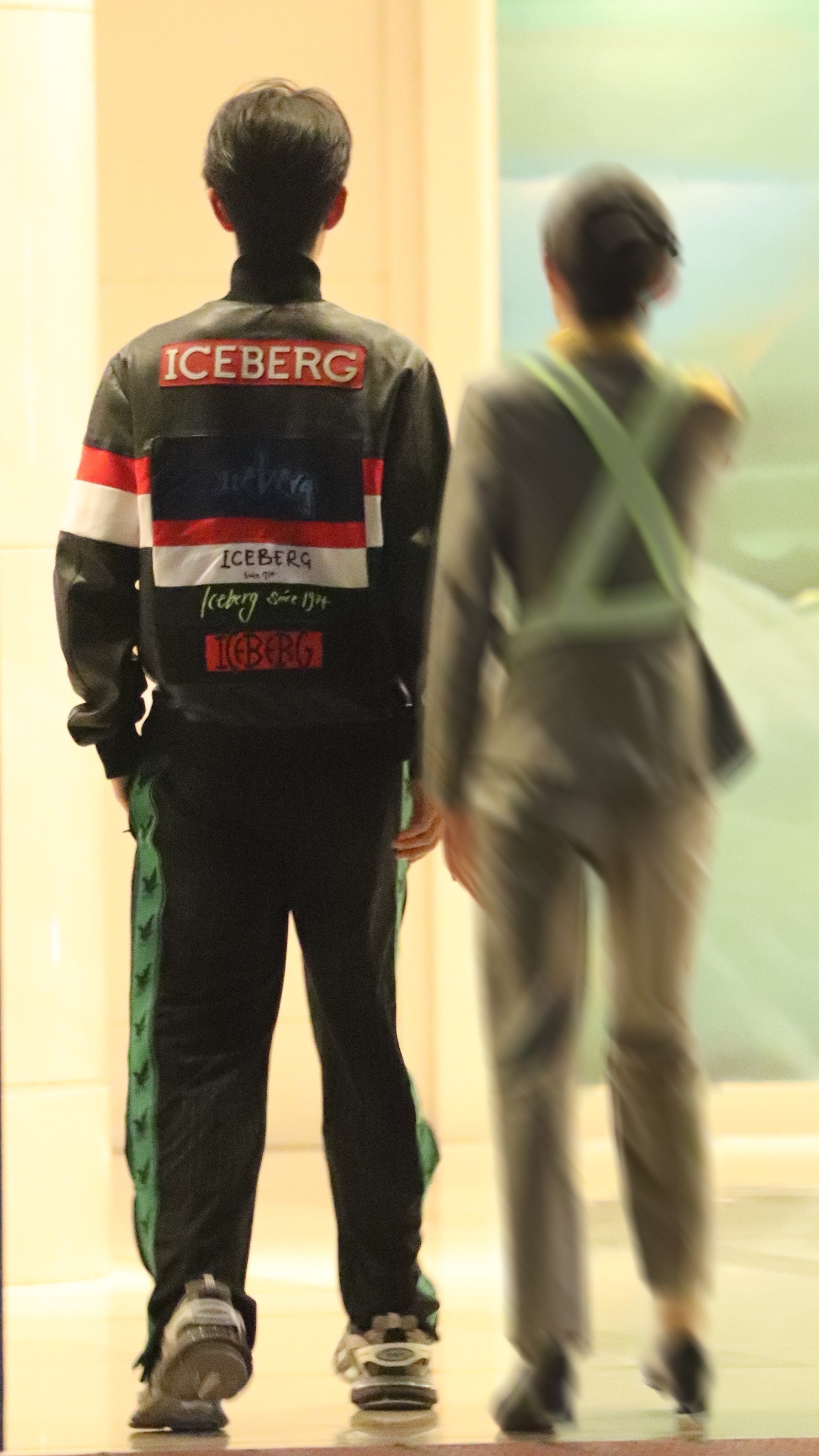 帅到连背影都能分分钟秒杀你！看得出肖战在重庆街头非常忙了◎肖战