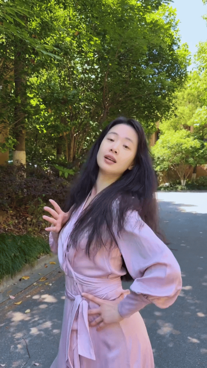 发现明星只要大胆展示自己一定会有人喜欢的，特别是女明星！
