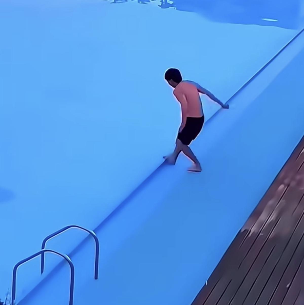 男子本想跳下泳池游泳
结果跳下去才发现泳池里没水
网友：这水花压的真好，哥们，你