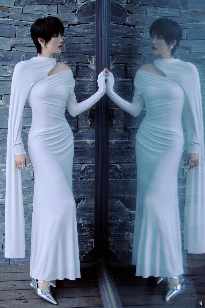 姚安娜黑色皮衣机车造型 安娜这身造型帅到没朋友！机车酷姐上线，片场撸猫秒变温柔甜