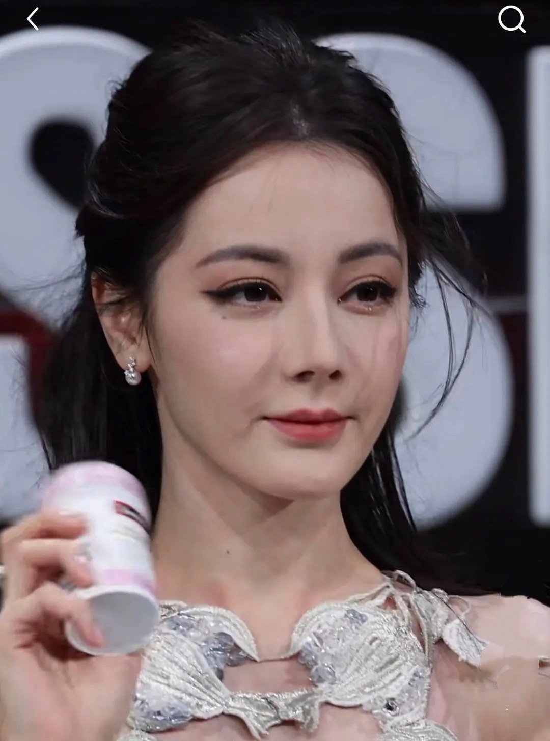 迪丽热巴蓝白镂空高定裙迪丽热巴这个假睫毛好厚重，显得她眼睛好小 ​​​