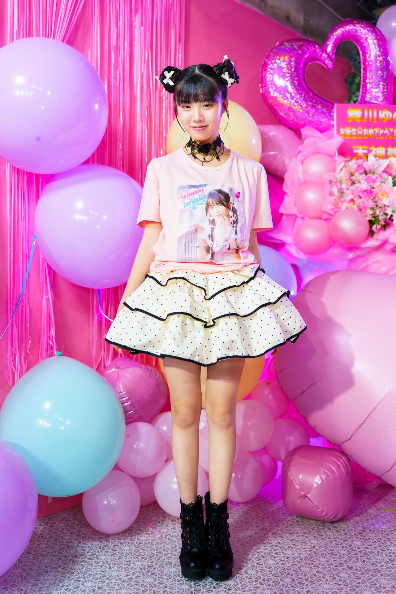 粉黛妆成春，笑语闹芳辰。