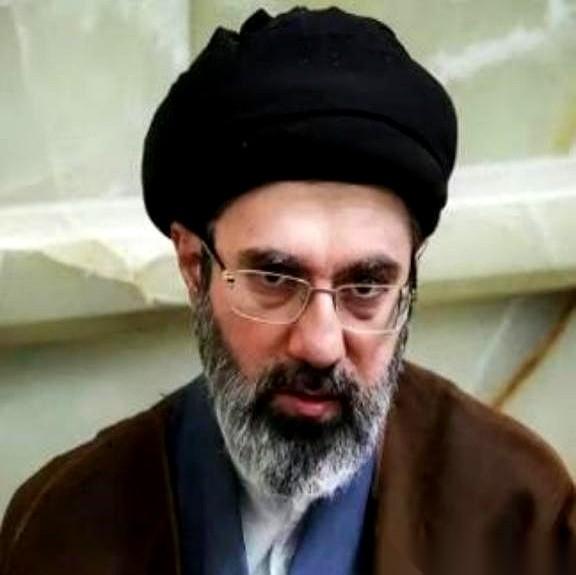 最近看中东这盘大棋，所有人都在拿着放大镜，数伊朗地堡里还藏着多少枚重型导弹。但拨