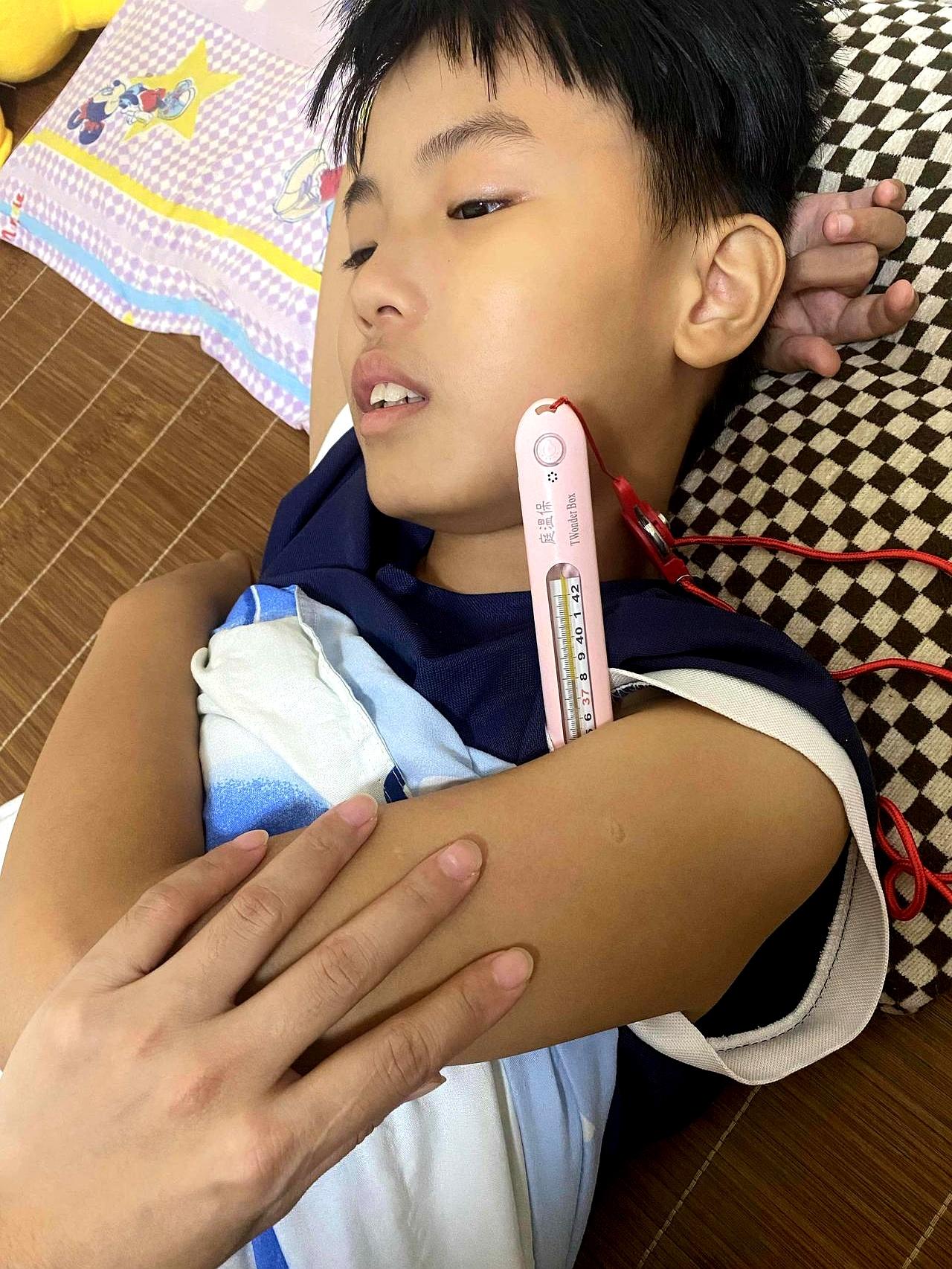 清晨的厨房里，问句又来了：“怎么还不送他去学校？”对着十一岁的自闭症儿子，她没去