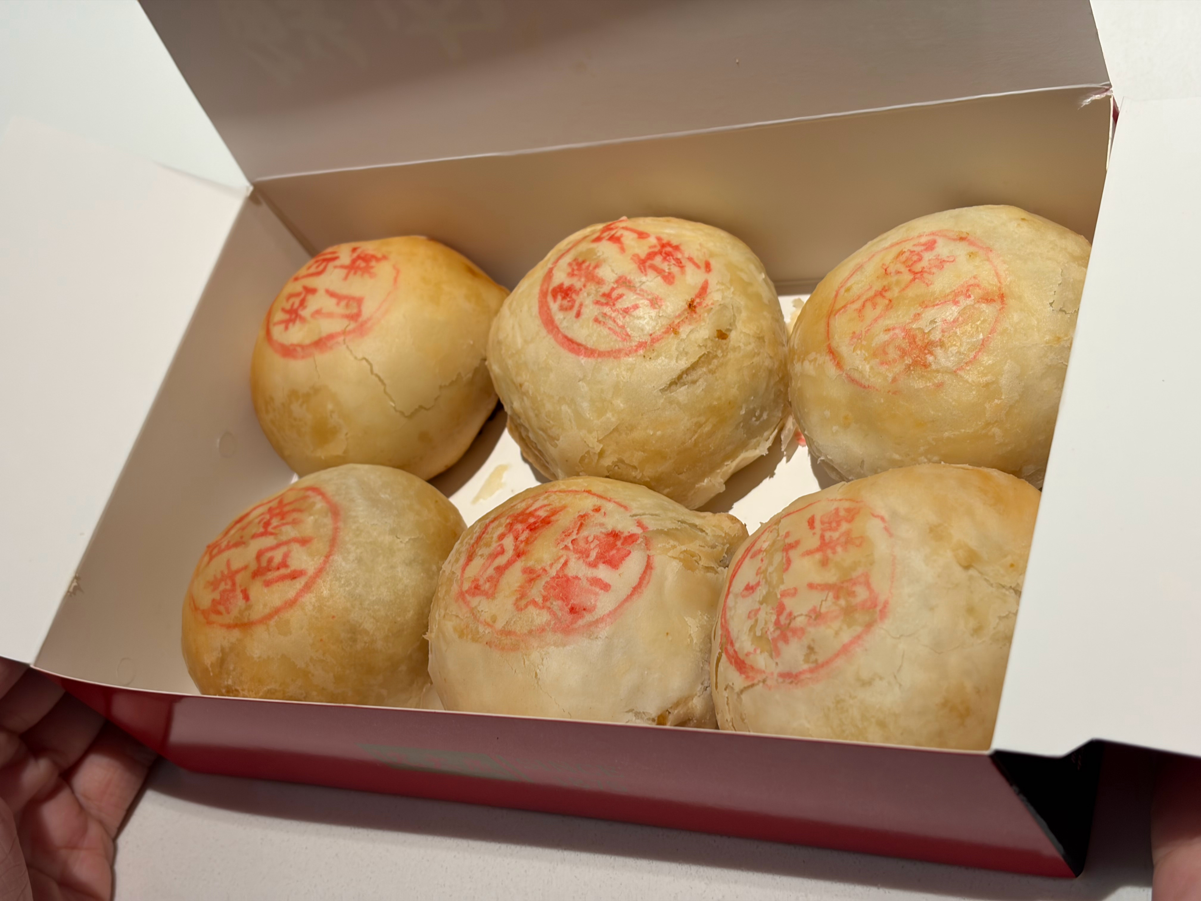 美丽居然在虹桥机场买了一盒鲜肉月饼这就是酥皮包子吧