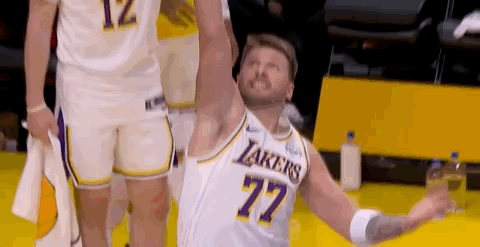 这干扰球了吧？ 裁判依旧没吹凯尔特人vs湖人