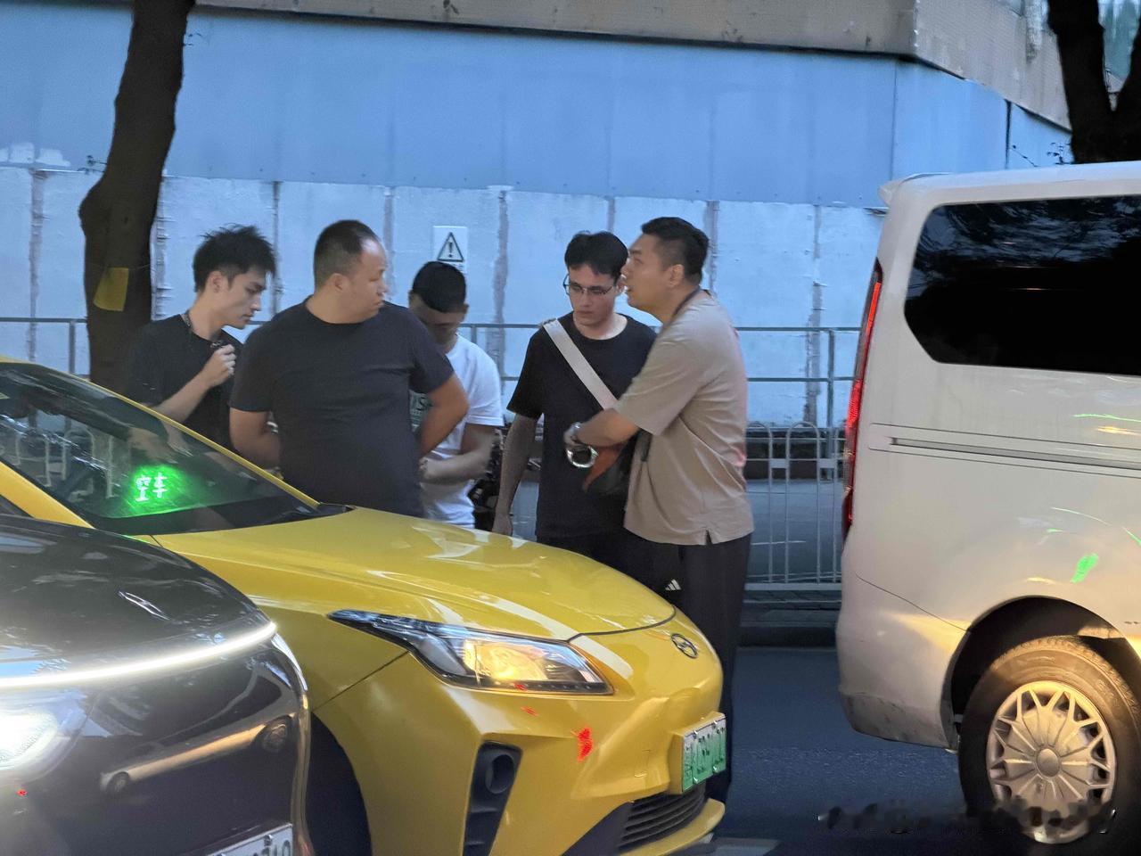 公安民警现场缉凶！就在家楼下的丁字路口，一辆白色面包车突然超车截停了一辆的士，然
