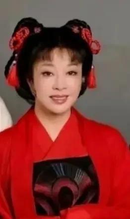 别眨眼。75岁的沟壑纵横，在刷子下被一寸寸填平。
我以为是特效，直到她穿上那身红