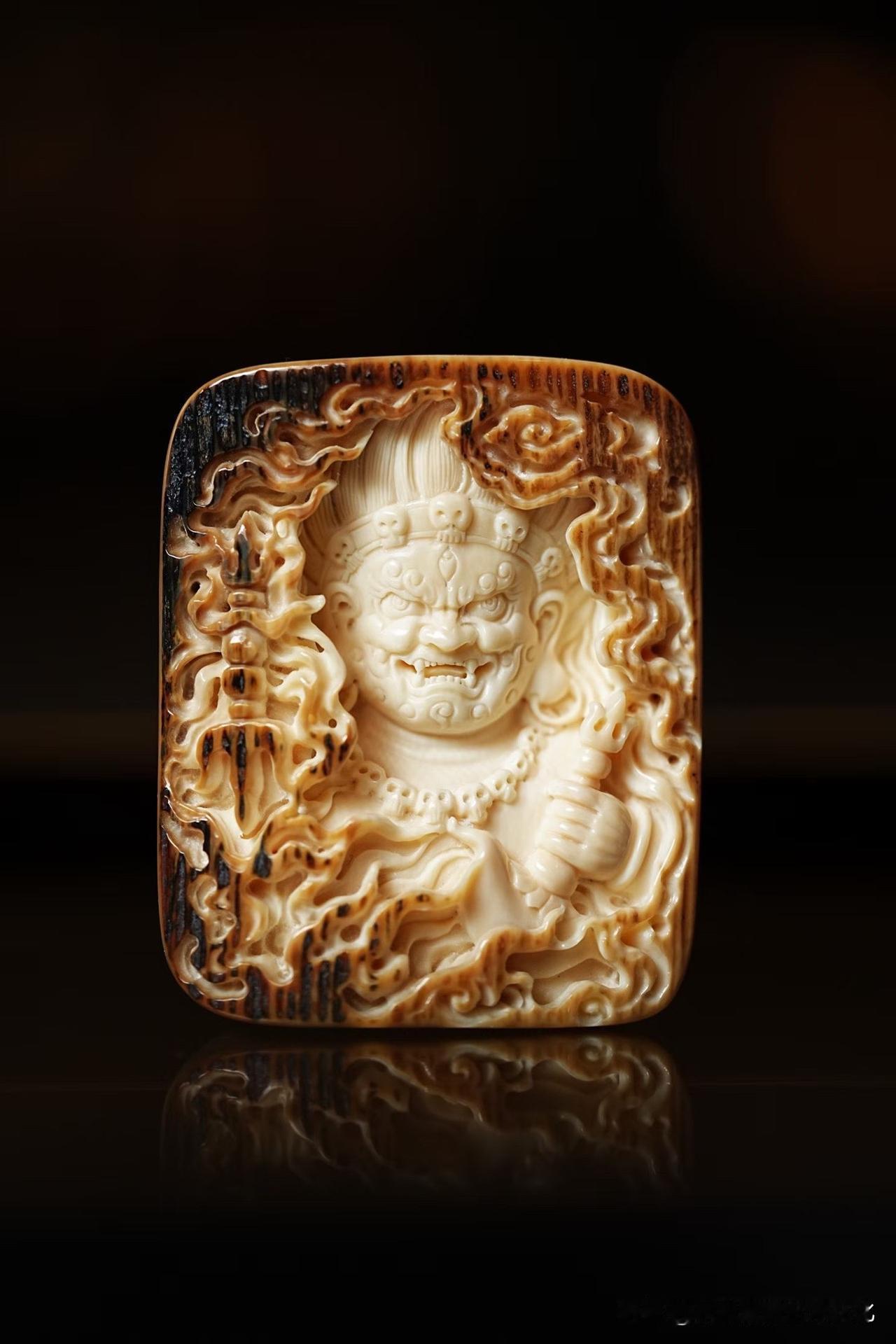 有些题材天生就带着压场感。

不动明王便是如此。

怒目持剑，火焰翻卷，
看似威
