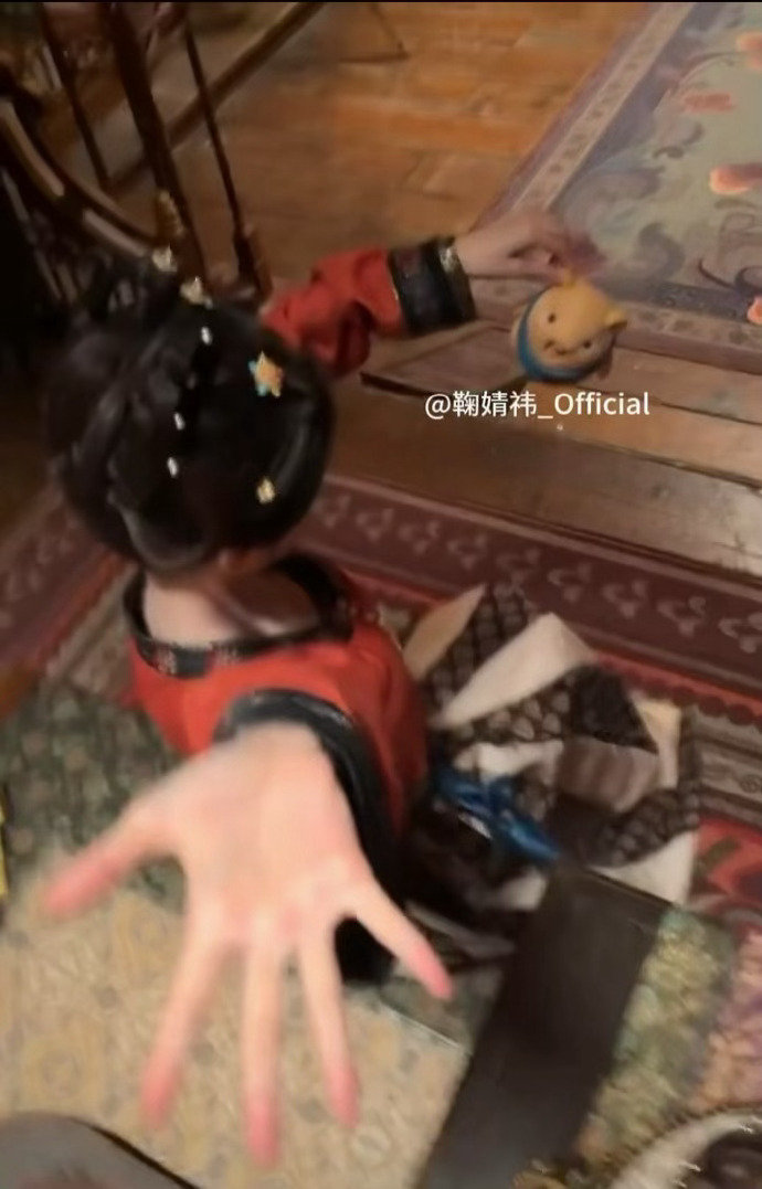 鞠婧祎展示教具鞠婧祎也在展示教具了 鞠婧祎也在展示教具了 