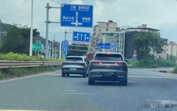 第一次在路上看见比亚迪唐L实车！
讲真，虽然实车前脸比网图好看不少，但我还是觉得
