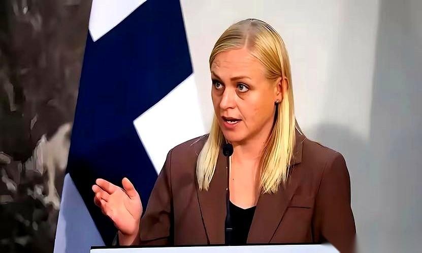 芬兰这操作，真是刷新认知。
前脚，他们总理17年来第一次访华，带着笑脸，一口气签