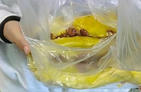 "绝对不能惯着！"黑龙江，一女子在路边摊买切糕，购买前明确告知就要一斤，可摊主直