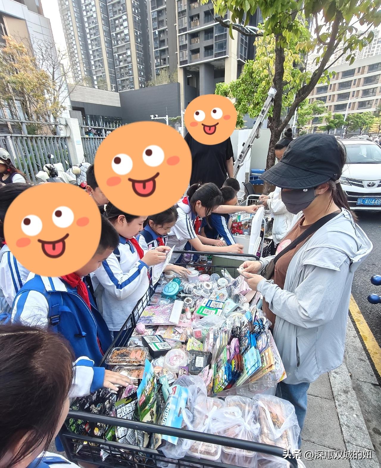 学校附近摆摊的还挺多。
下午接娃的时候，娃说一定要去买个东西，就在学校前面不远处