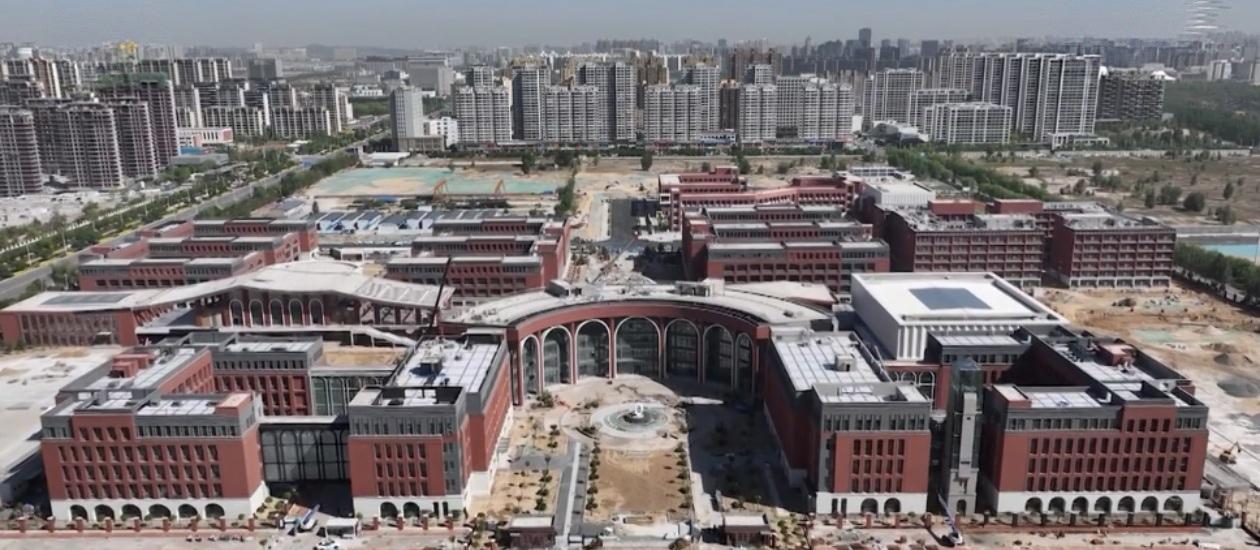 西安交通大学附属中学榆林学校预计今年6月中旬竣工并交付，为秋季开学筑牢硬件基础。