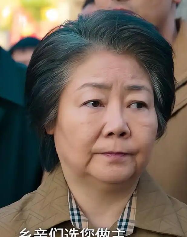 股东大会现场，文妈一把摘下儿子胸牌。
玻璃碎裂声没响，但所有人都听见了心脏停跳。