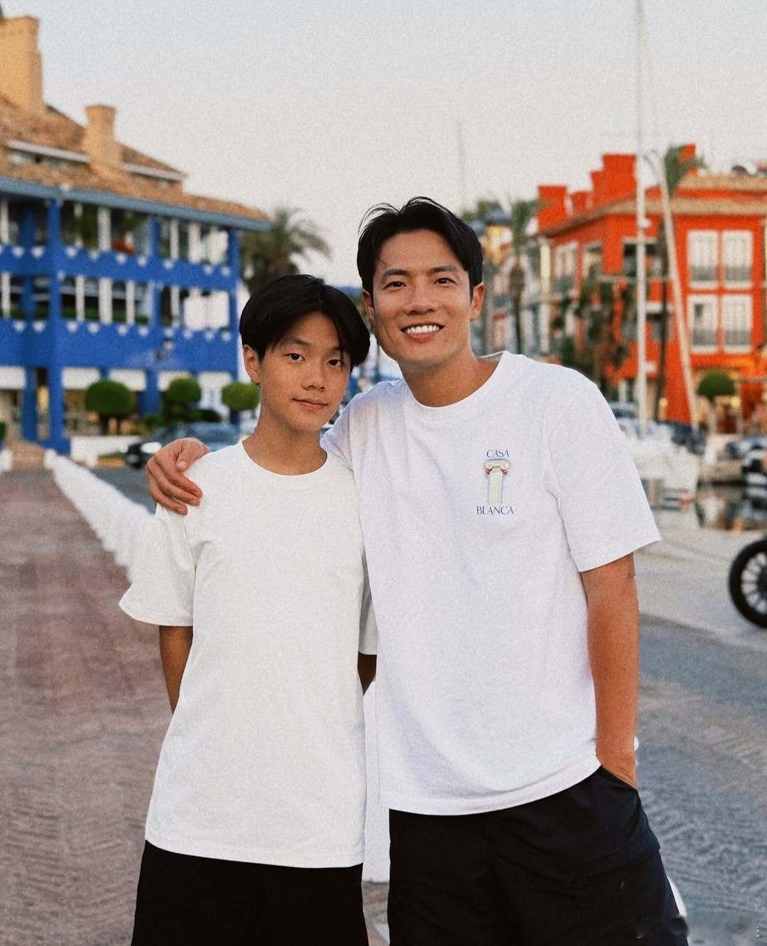杨千嬅儿子13岁近照杨千嬅老公晒与儿子合照 杨千嬅老公晒与儿子合照，好帅啊！ ​