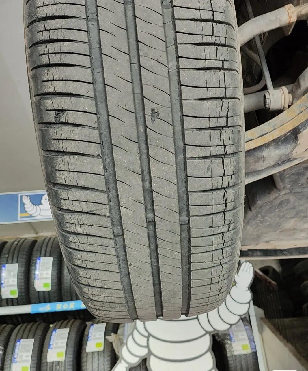 盲目相信了米其林，才换不到四年，出厂不到五年，才行驶三万多公里，就开裂成这样，这