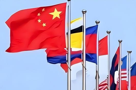 一个很有意思的变化正在发生：中国卖给东盟的东西越来越多，但真正增长最快的，不是手