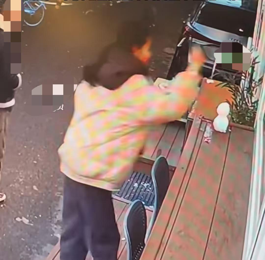 12月13日北京，女子在店门口堆了一个雪人，一对情侣走过来故意把雪人一拳打碎，看