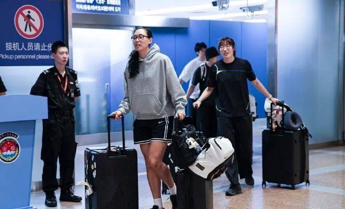 亚运会日本三大球，真不是全派二队来敷衍。
男足受规则限制派U21，女排女足新人多