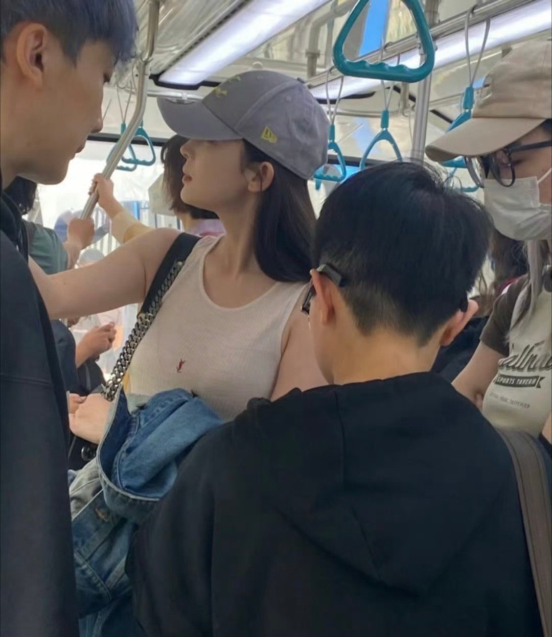 古力娜扎[心][心]偶遇真的是太幸运了[馋嘴][馋嘴][馋嘴] ​​​