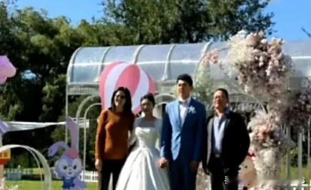 恭喜!
女排名将王梦洁今日大婚
祝贺!中国女排名将王梦洁与国家男排助教、北京汽车