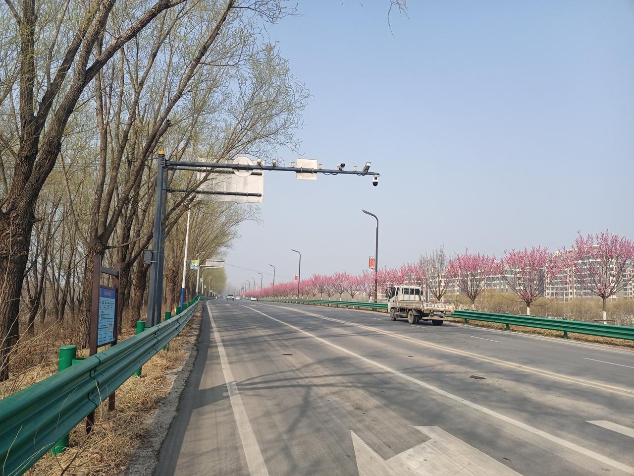 京杭大运河北岸进出台儿庄的公路。（图片来源：老山兰随手拍）