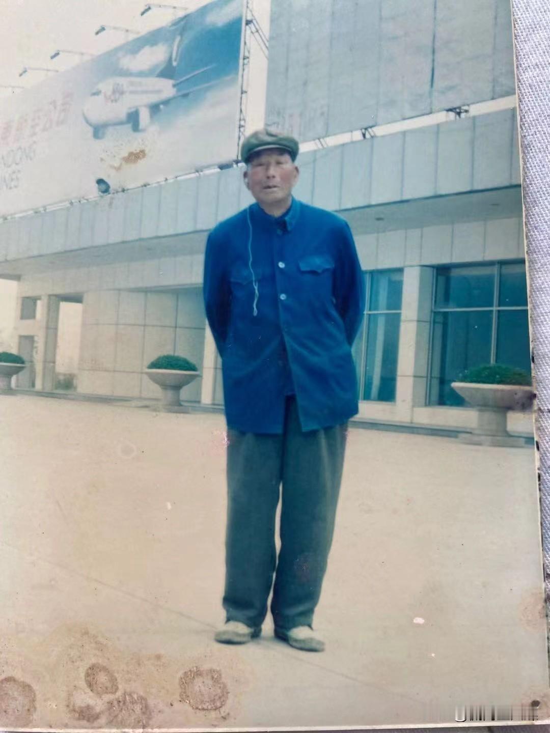 父亲的弯弓腰

李 庆 和

我小时候，得把脖子仰酸了，才够得着父亲的肩膀。
