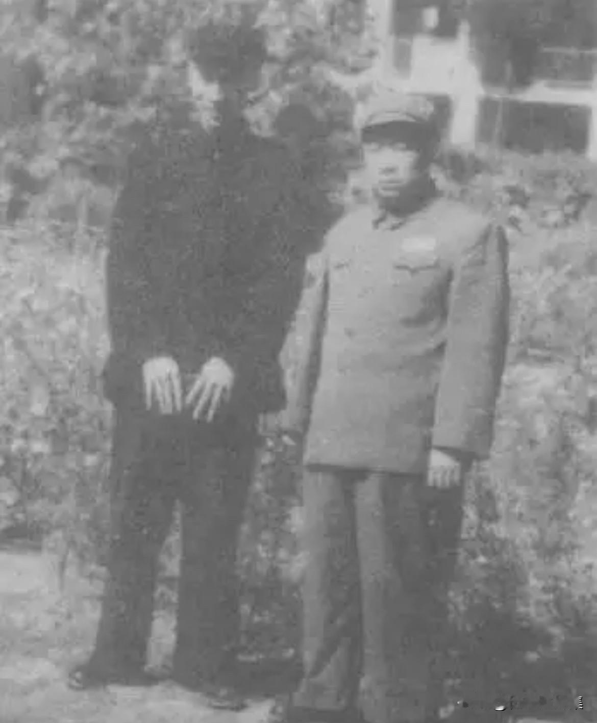 1951年11月，开国上将、解放军青海军区司令员兼第一军军长贺炳炎将军回乡探亲途