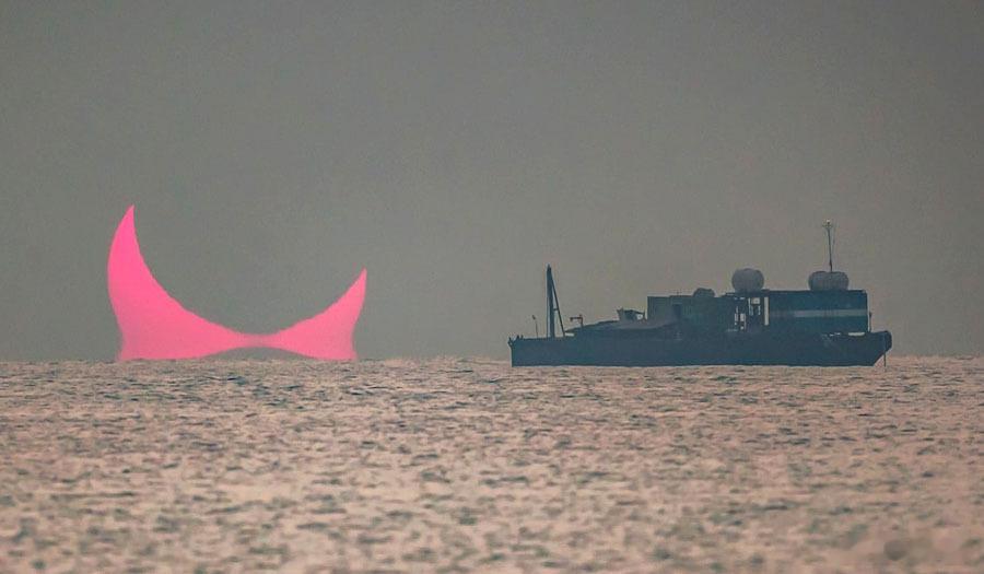 🔵在日偏食期间可以拍到海上升起的恶魔之角( ﾟ∀。)7"星球视角