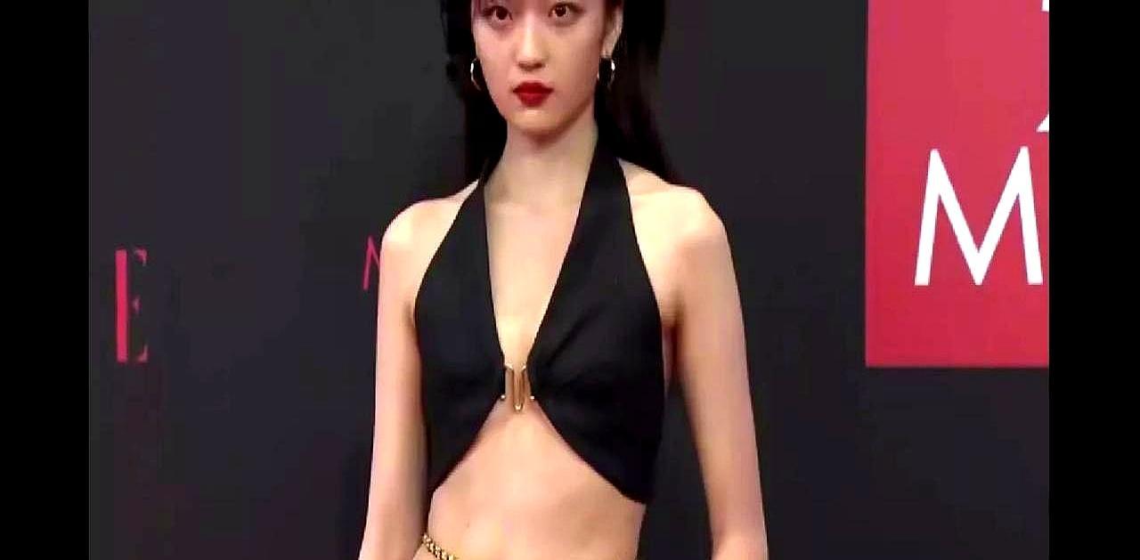 孙千这反差感简直在挑战观众的认知极限。上一秒还是70年代纺织厂里清苦自持的费霓，