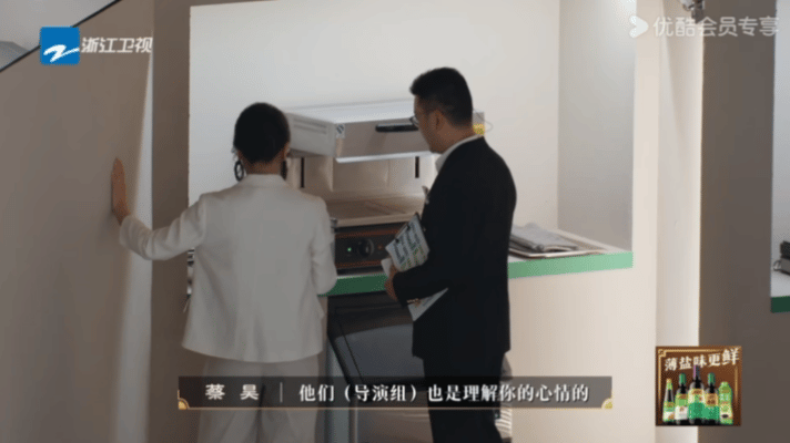 刘涛为选手跟节目组吵起来了刘涛担任百厨大战评委格外走心，两位选手实力不相上下，她
