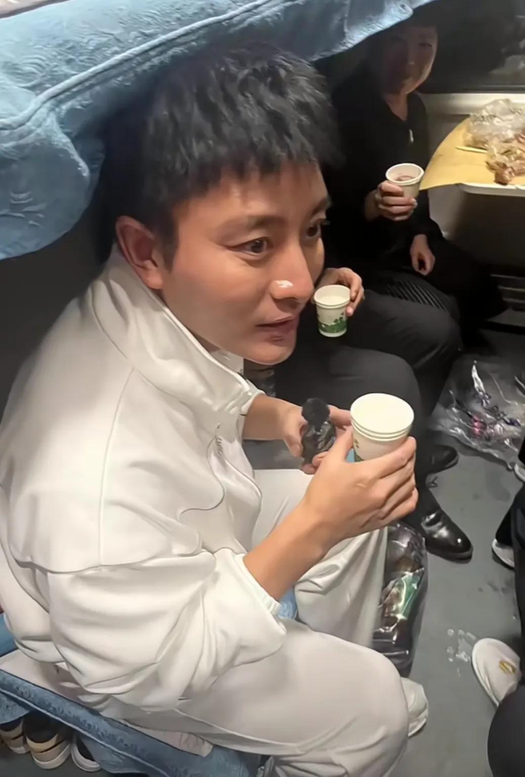 网友坐火车偶遇贾乃亮拍摄极限挑战，据说他们坐火车是因为昨天漠河下雪，所有飞机都飞