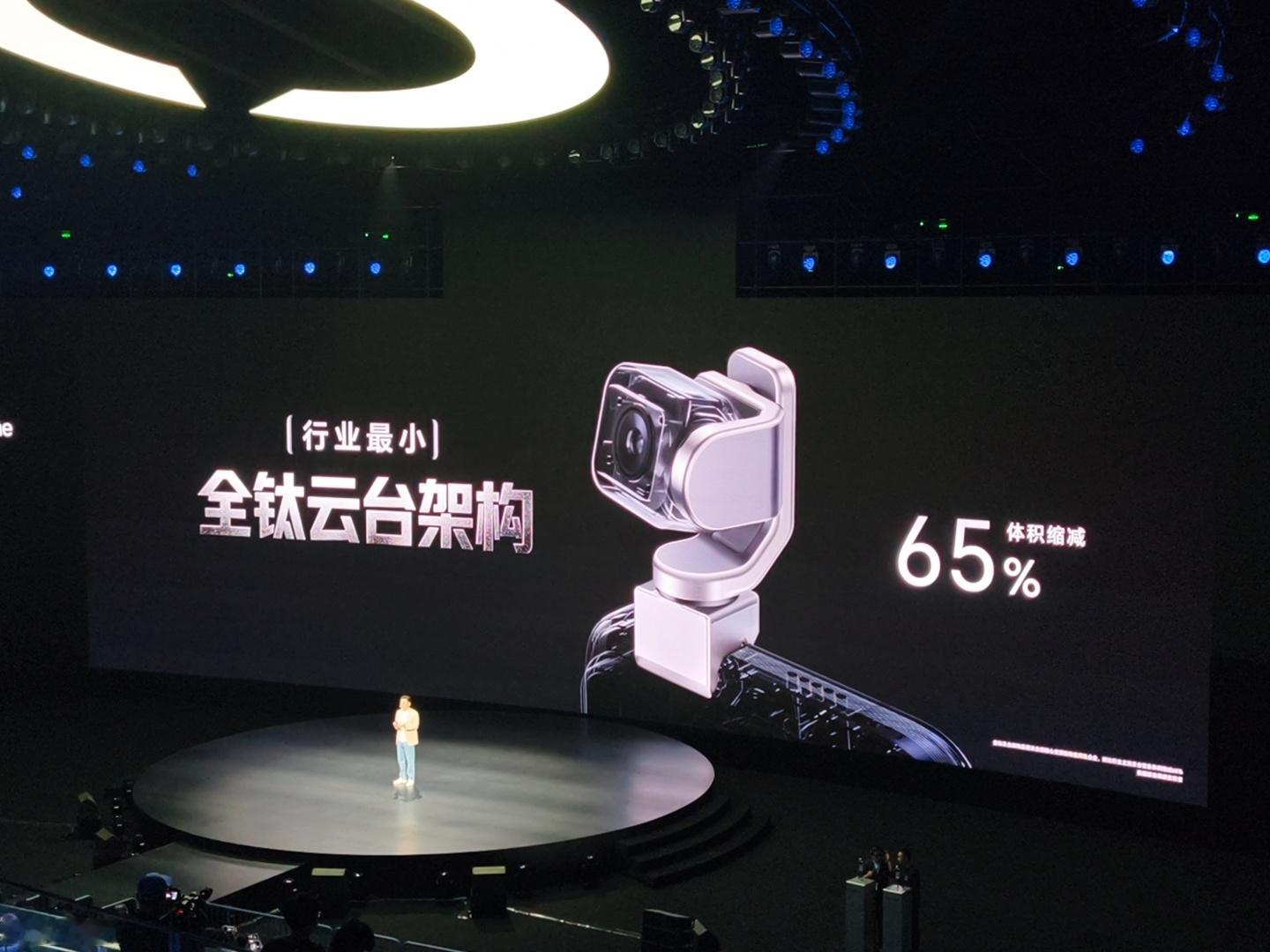 荣耀Robot Phone在极致空间内，实现机器人结构与轻薄设计的平衡。面对机械