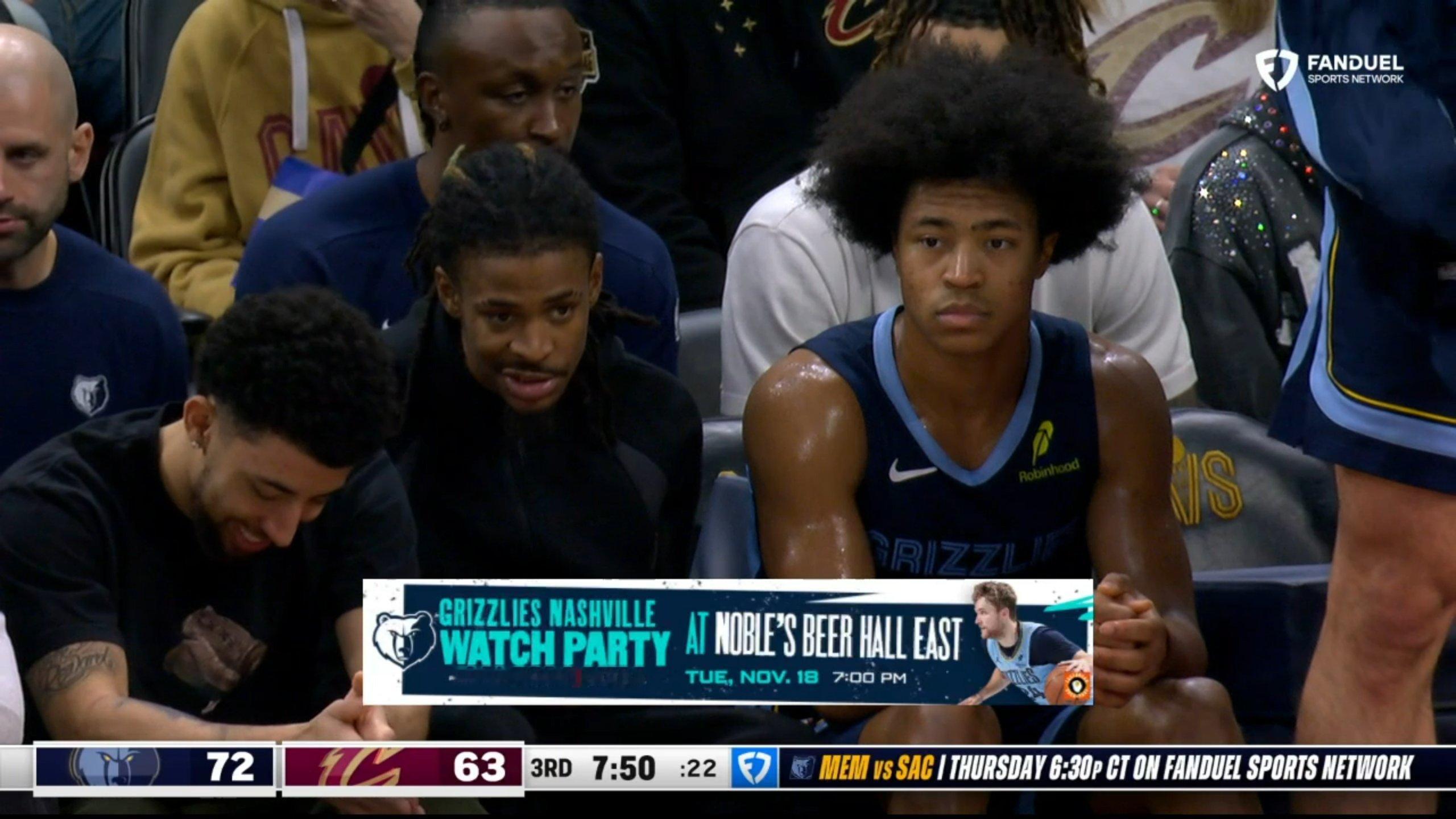 莫兰特在第一节受伤离场，现在已经换了衣服坐在场边了