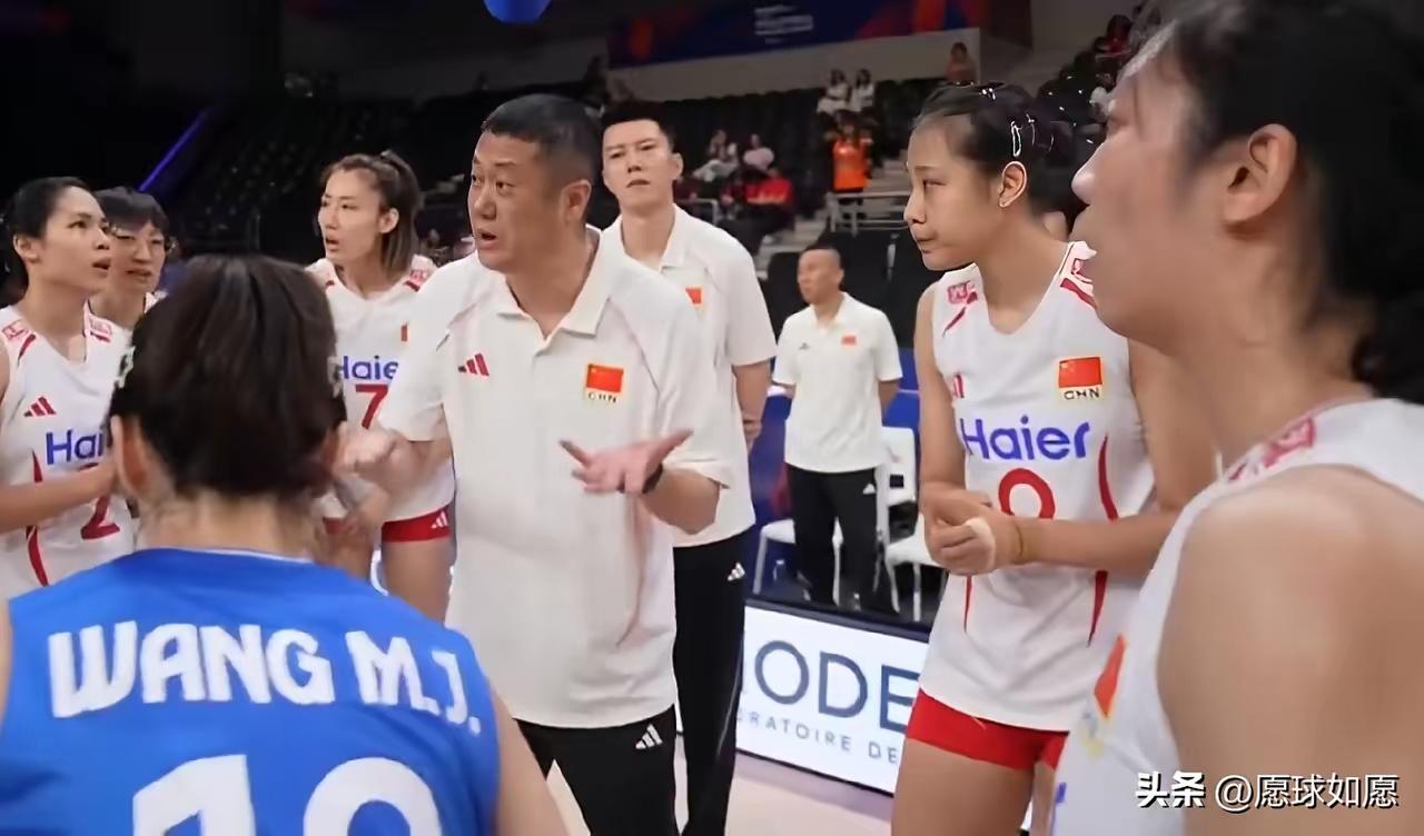 这是中国女排参加世联赛以来最有锻炼价值的一场比赛！
暂停时赵勇指导都被打到无话可
