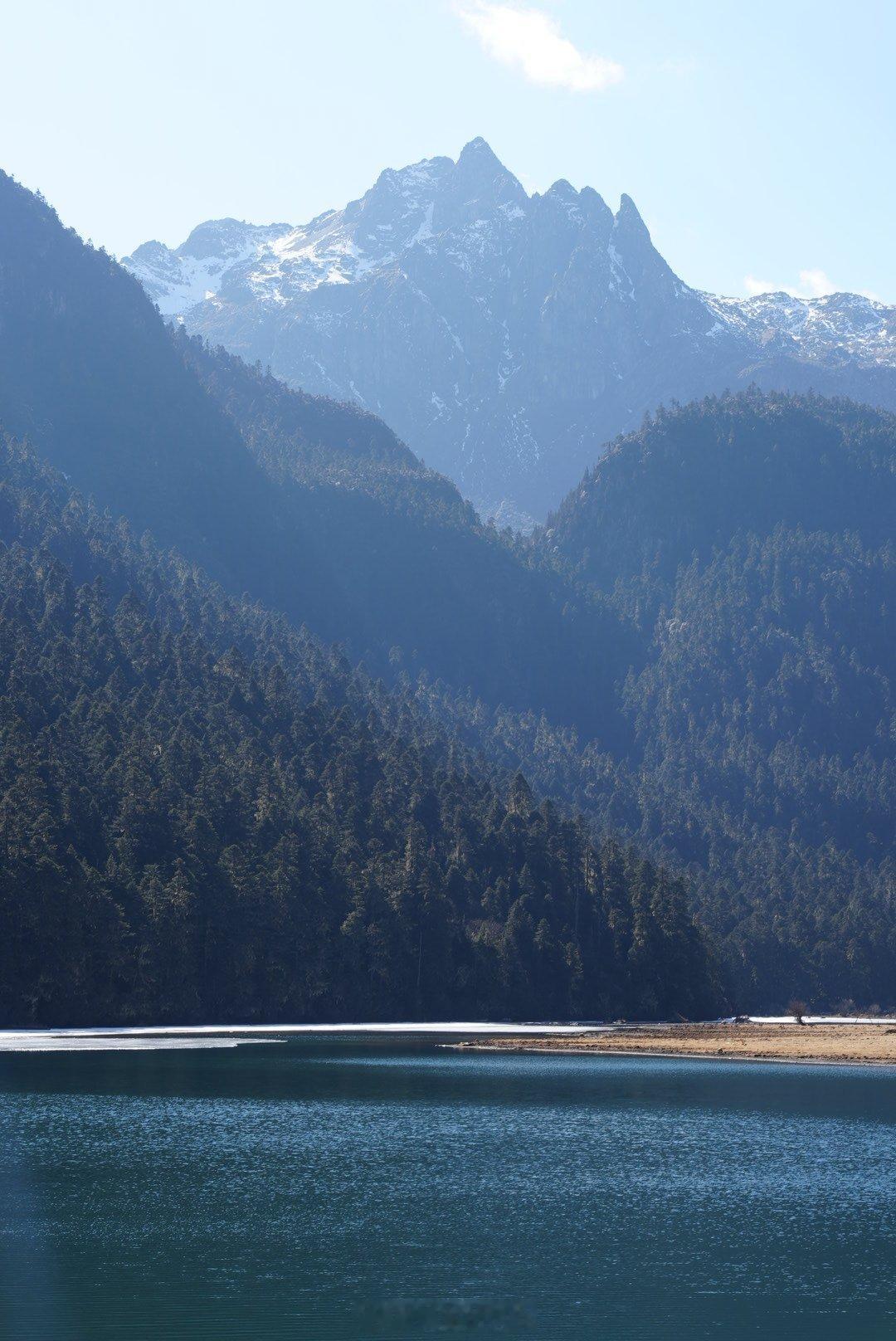 柴油G太适合自驾了云南的山路又宽又平过弯特别稳高原动力也没什么衰减看到小路也总是