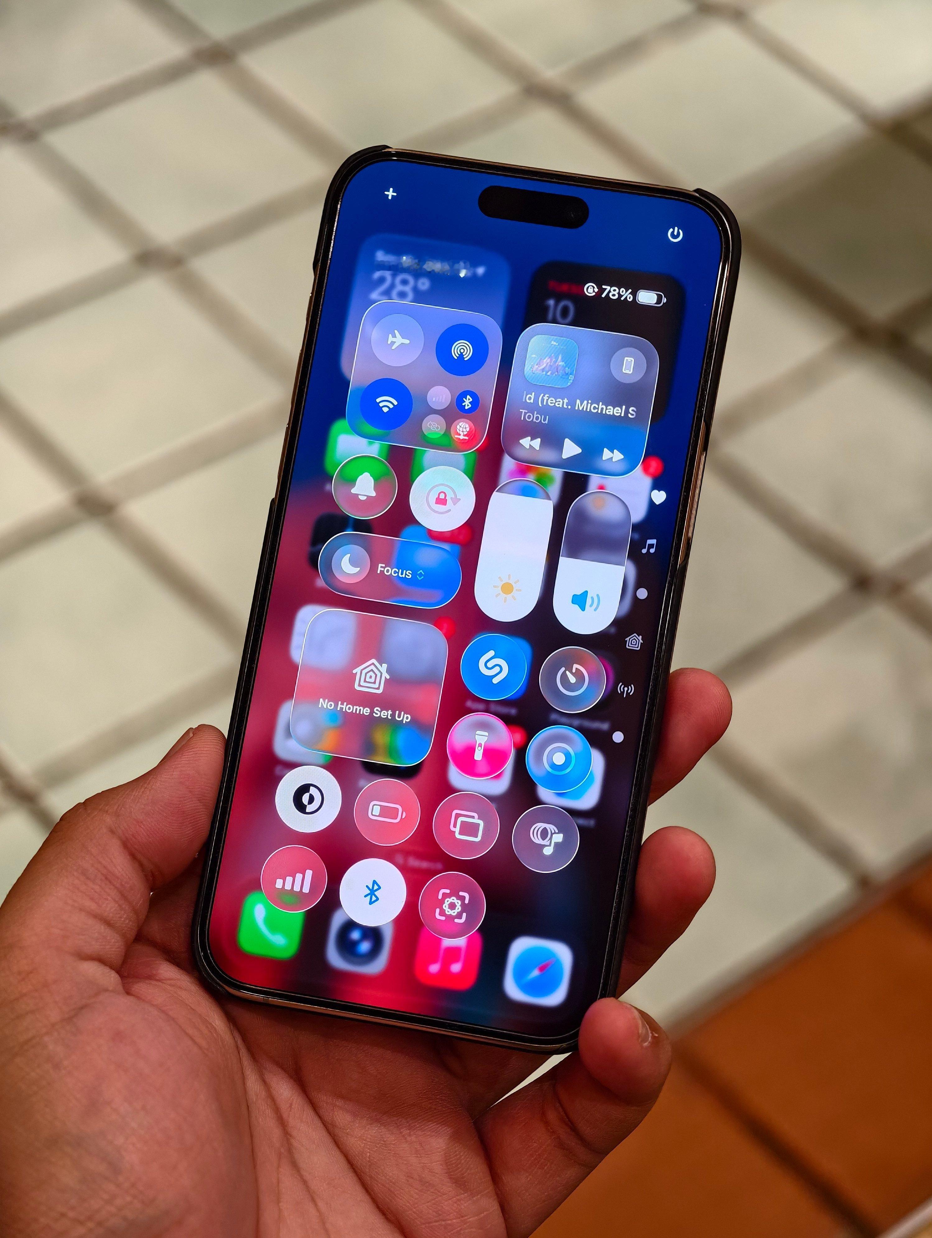 iOS26 Beta3 出大事！液态玻璃基本上砍没了。现在基本上就是磨砂玻璃了以
