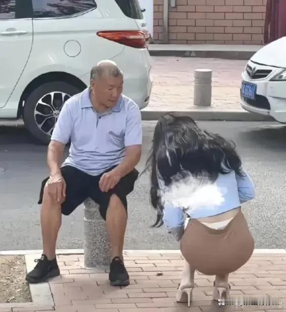 丝袜，是时尚领域的独特存在。它那精致的编织工艺，优质的面料材质，搭配巧妙的色彩与