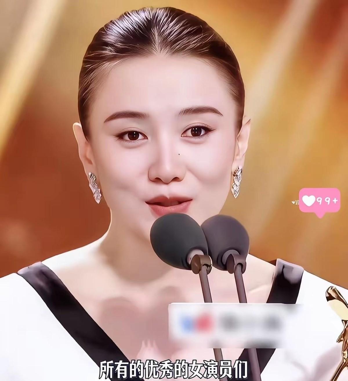 金鹰奖那晚她又拿奖，红毯上一站，镜头怼到脸上。她头发往后一收，额头大大方方亮着，