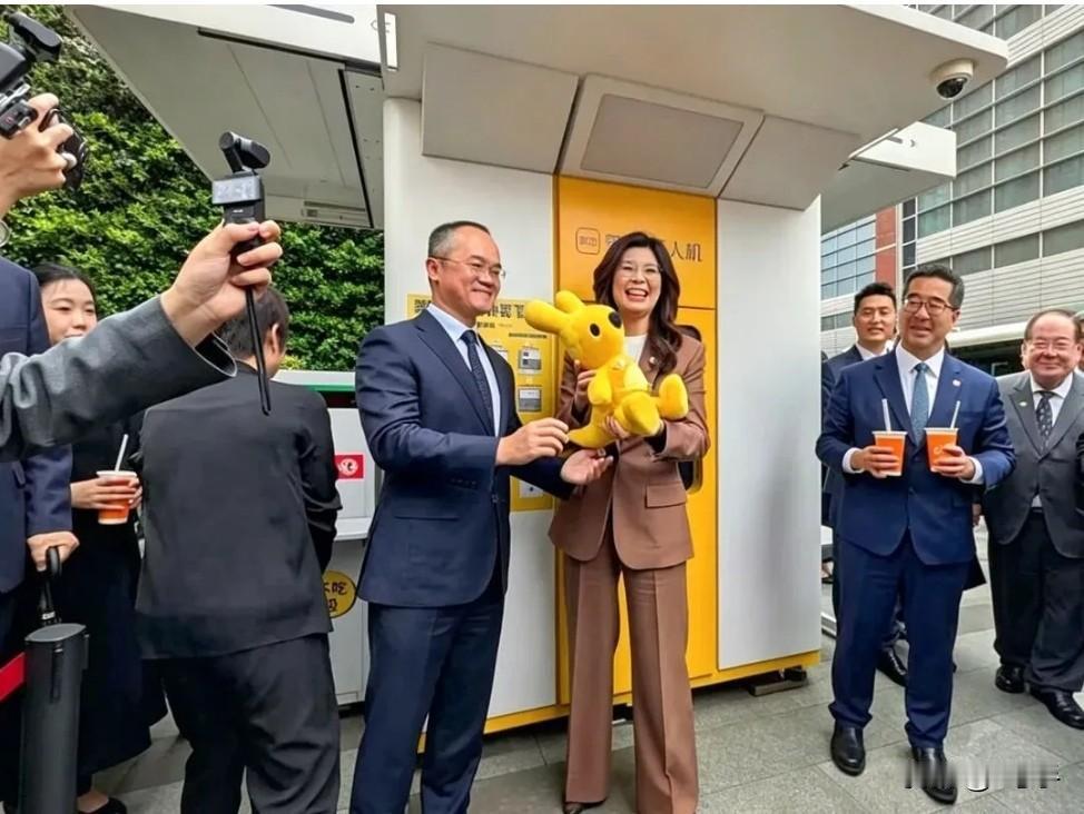 6天，中国国民党主席郑丽文带回台湾这些东西……
第一个礼物——袋鼠公仔
第二个礼