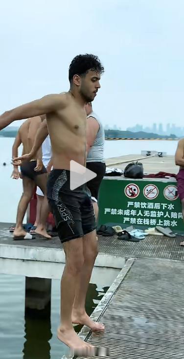 网友昨日拍的，武汉东湖，一群阿3在水里释放咖喱！ 