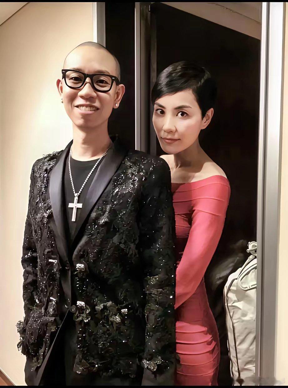 这就是王菲的御用化妆师Zing，两个人已经合作33年了，他们关系非常好，是很好的