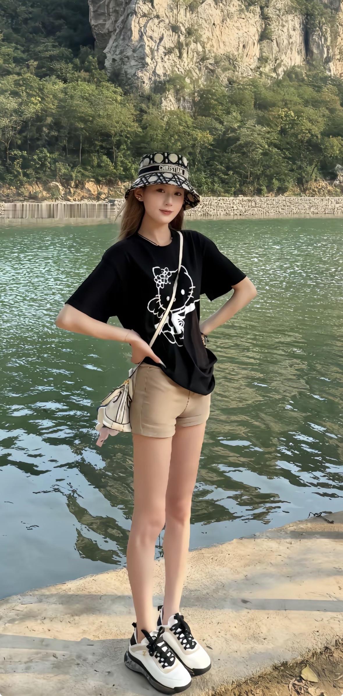 夏日穿搭指南：黑T恤+卡其短裤+渔夫帽，轻松自在，享受湖边时光！