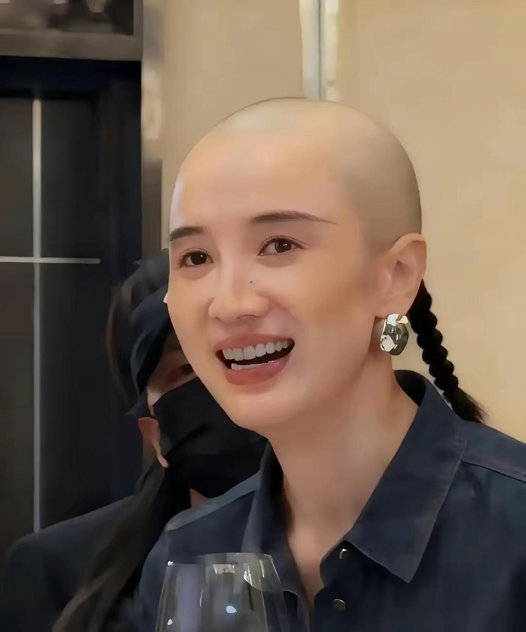 天呐，宋佳这次的红毯造型也太雷人了吧！难不成像她这样的“影后”，也要受资本操控？