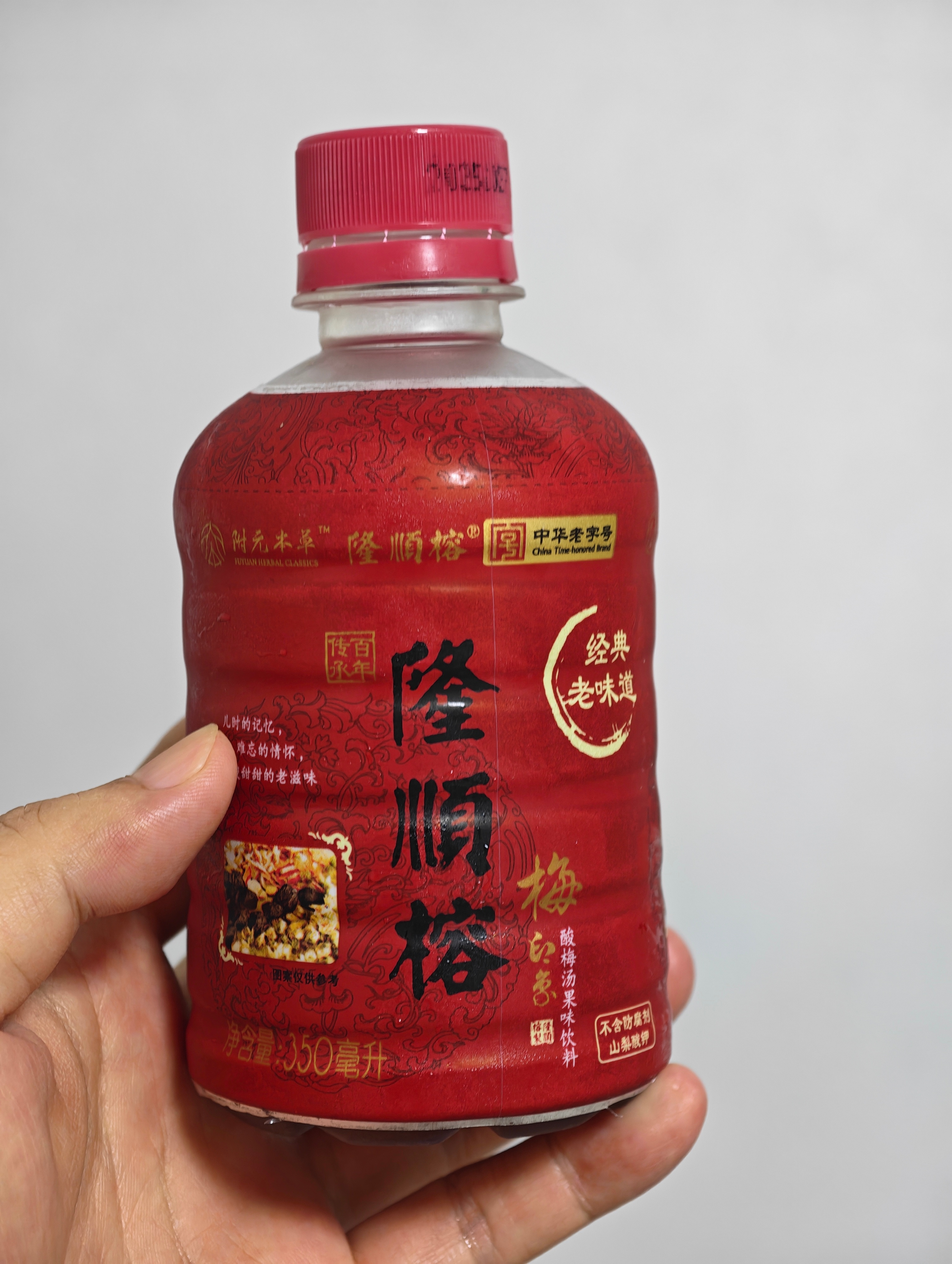 今天是真正领略到了入伏后的天气了，送孩子上课在公园里待着，汗都湿透了好几圈。回家