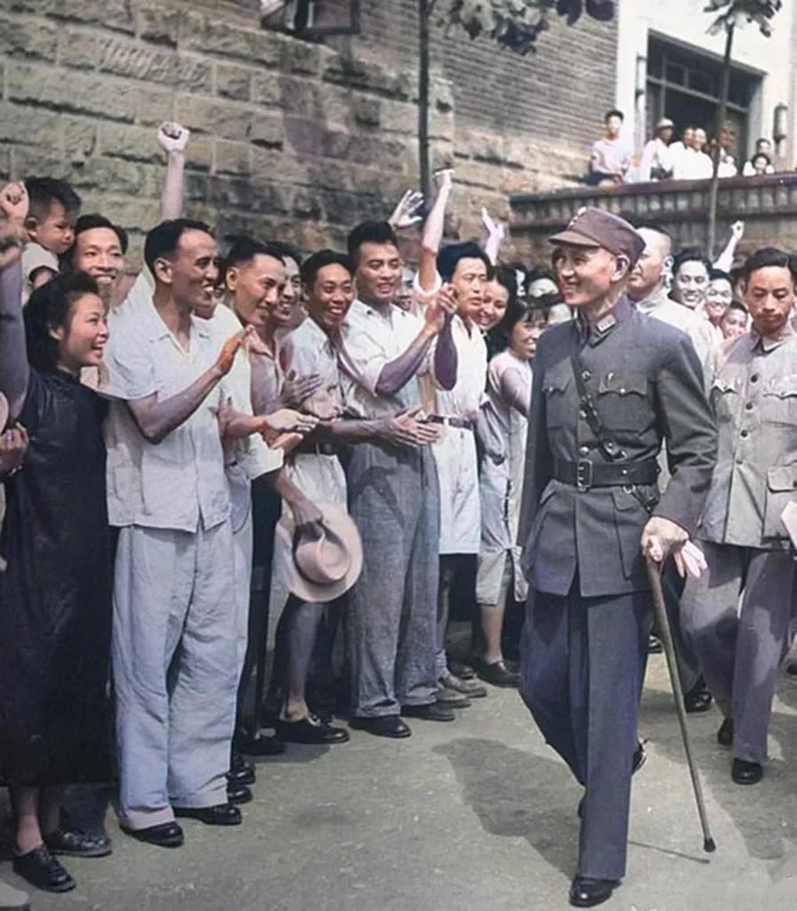 1945年8月15日，日本宣布投降，中国抗日战争取得胜利，此时的蒋介石在重庆街头